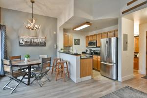 River Mountain Lodge Aspen Trail Condo: Ski In, Downtown Breck