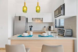 Pineda Suite # 301 with Great Location, Rooftop, Private Parking and Housekeping