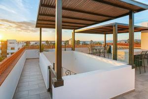 Pineda Suite # 301 with Great Location, Rooftop, Private Parking and Housekeping