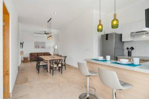 Pineda Suite # 301 with Great Location, Rooftop, Private Parking and Housekeping