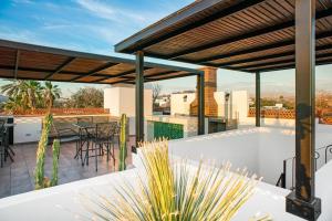 Pineda Suite # 301 with Great Location, Rooftop, Private Parking and Housekeping