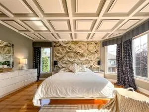 Designer Bright House with Beautiful Garden Oasis - Laprairie