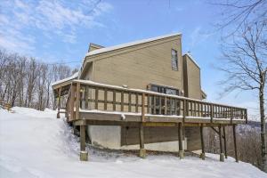 Three bedroom with Beautiful View & Short Walk to the Home Stretch Trail! Frosty