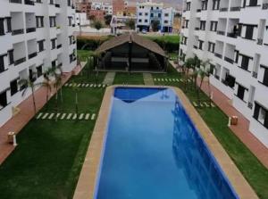 Appartement luxueusement meublé avec piscine