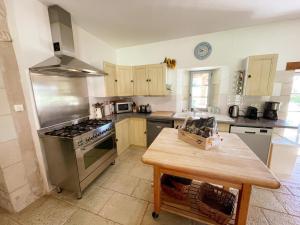Maisons de vacances Gite en Touraine avec piscine privee, spa et WiFi - FR-1-381-601 : photos des chambres