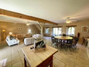 Maisons de vacances Gite en Touraine avec piscine privee, spa et WiFi - FR-1-381-601 : photos des chambres