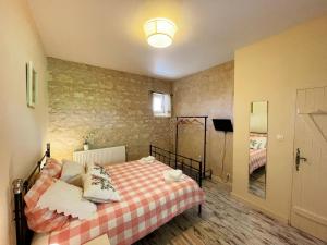 Maisons de vacances Gite en Touraine avec piscine privee, spa et WiFi - FR-1-381-601 : photos des chambres