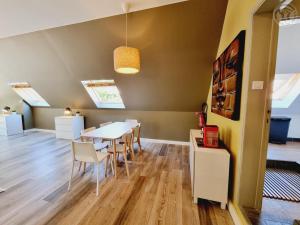Appartements Gite bien-etre avec piscine, spa et sauna a Gussignies - FR-1-510-223 : photos des chambres
