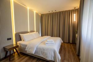 So Stylish Central & Lumineux Emplacement Avec Balcon Au Coeur De Casablanca 1 minute de La Corniche et La Mosquée Hassan II Avec Parking