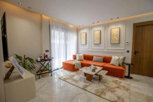 So Stylish Central & Lumineux Emplacement Avec Balcon Au Coeur De Casablanca 1 minute de La Corniche et La Mosquée Hassan II Avec Parking