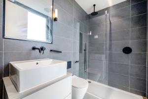 Warmly Relaxed Apart, 5beds, 5mins walk to tube station, 10mins to Westend, Ctral London