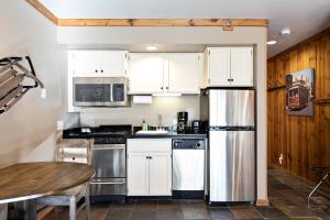 Epic Ski Escape, Ski-In-Out Studio, Steps from Main Street Dining, Shopping, and Nightlife!