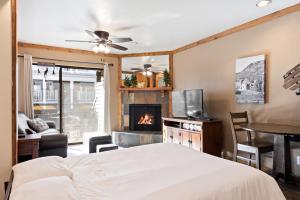 Epic Ski Escape, Ski-In-Out Studio, Steps from Main Street Dining, Shopping, and Nightlife!