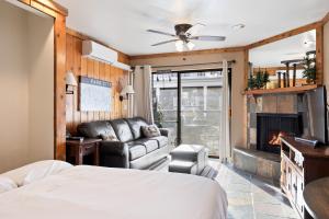 Epic Ski Escape, Ski-In-Out Studio, Steps from Main Street Dining, Shopping, and Nightlife!