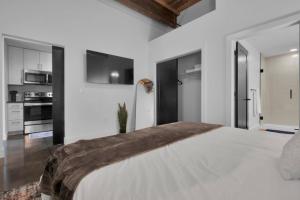 Industrial Loft Living 2BR 2BA