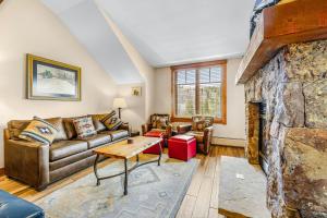 Mountain Thunder Bluebird Condo: Ski In, Top-Floor w Views, Resort Amenities