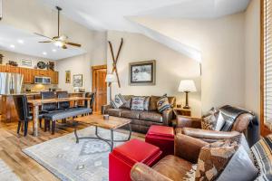Mountain Thunder Bluebird Condo: Ski In, Top-Floor w Views, Resort Amenities