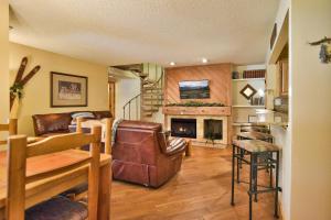 Flying Dutchman Mountainside Condo: PoolHot Tub