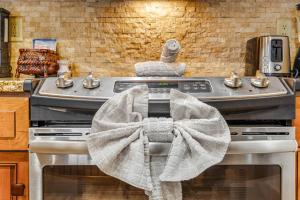 Mountain Thunder Bluebird Condo: Ski In, Top-Floor w Views, Resort Amenities