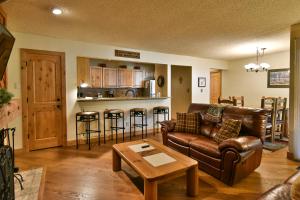 Flying Dutchman Mountainside Condo: PoolHot Tub