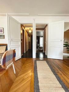 ParisHome! Double Balcony, Art & Designer Touches