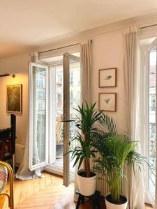 ParisHome! Double Balcony, Art & Designer Touches