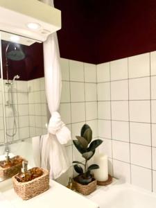 ParisHome! Double Balcony, Art & Designer Touches