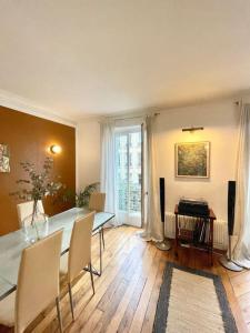 ParisHome! Double Balcony, Art & Designer Touches