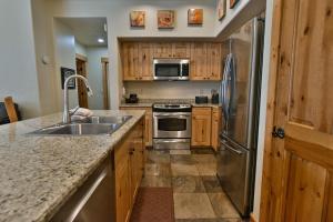 Mountain Thunder Snow Haven Townhome: Ski In, PoolHot Tub