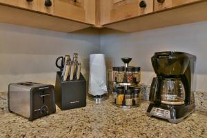 Mountain Thunder Snow Haven Townhome: Ski In, PoolHot Tub