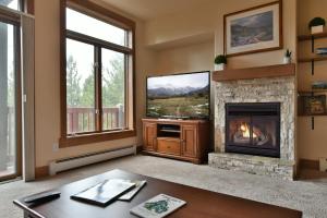 Prospect Point Retreat: Lakeside Townhome, Mountain Views