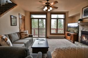 Prospect Point Retreat: Lakeside Townhome, Mountain Views