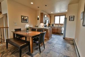 Prospect Point Retreat: Lakeside Townhome, Mountain Views