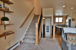 Prospect Point Retreat: Lakeside Townhome, Mountain Views