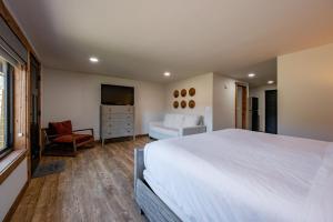 Cove Creek Lodge 102 Poolside Executive King Suite