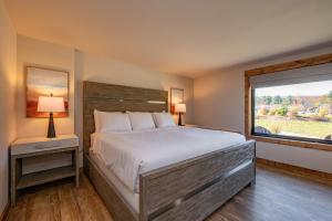 Cove Creek Lodge 102 Poolside Executive King Suite