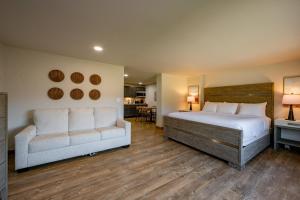 Cove Creek Lodge 102 Poolside Executive King Suite