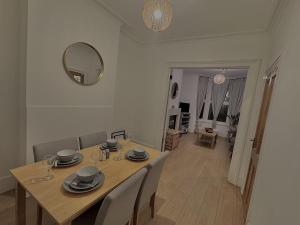 Spacious 3 bedroom house near Central London, O2, ExCel, Stratford, Tube Station & Parking Available