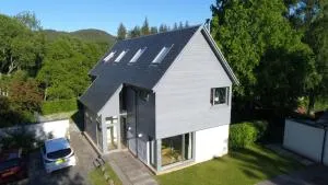 Bright, contemporary house & large private garden - Auchterneed