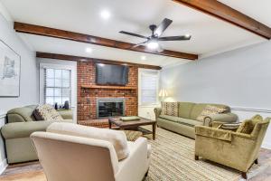 Walk to Parks and Town Square Cary Home with Yard! - 3hvězdičkové hotely ve městě Cary