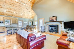 13 Mi to Cashiers Cabin with Wraparound Porch! - 3hvězdičkové hotely ve městě Glenville