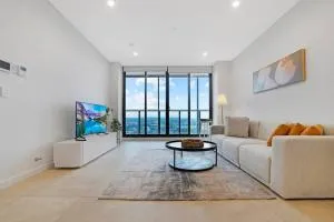 Modern 2BR with City Views & Pool Near Parramatta - Merrylands