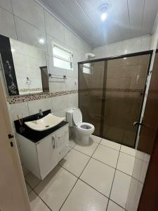 Casa amarela na lagoa de Ibiraquera