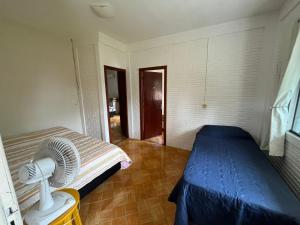 Casa amarela na lagoa de Ibiraquera