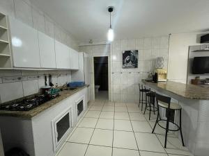 Casa amarela na lagoa de Ibiraquera