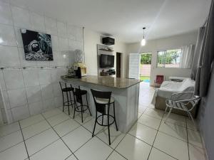 Casa amarela na lagoa de Ibiraquera