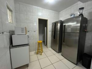 Casa amarela na lagoa de Ibiraquera