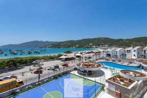 Condomínio Club a 50m PRAIA dos Anjos - Unidades com 2 QUARTOS, PISCINA, estacionamento e portaria 24h - Área de lazer 3000m, wi-fi 800MB, churrasqueira e cozinha completa