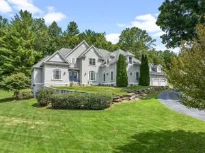 Lush Palace Has Power and Water, MTR Options - 亨德森维尔