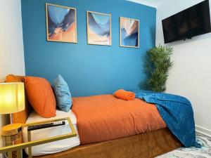 TV Every Bedroom 4 Bed 2 Bath Free Parking